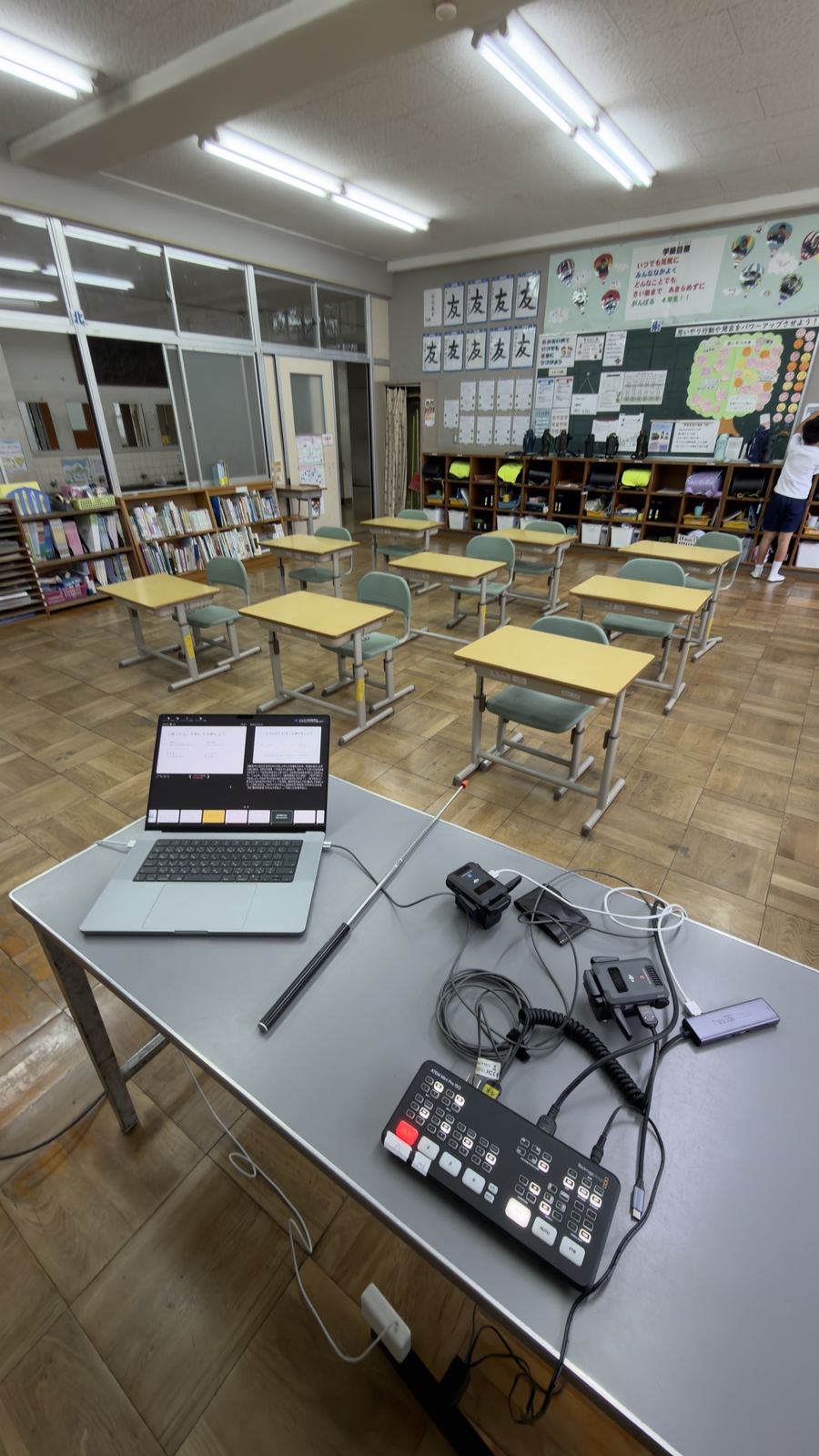 授業前の教室。教卓の横の机にノートパソコンと映像機材が並んでいる